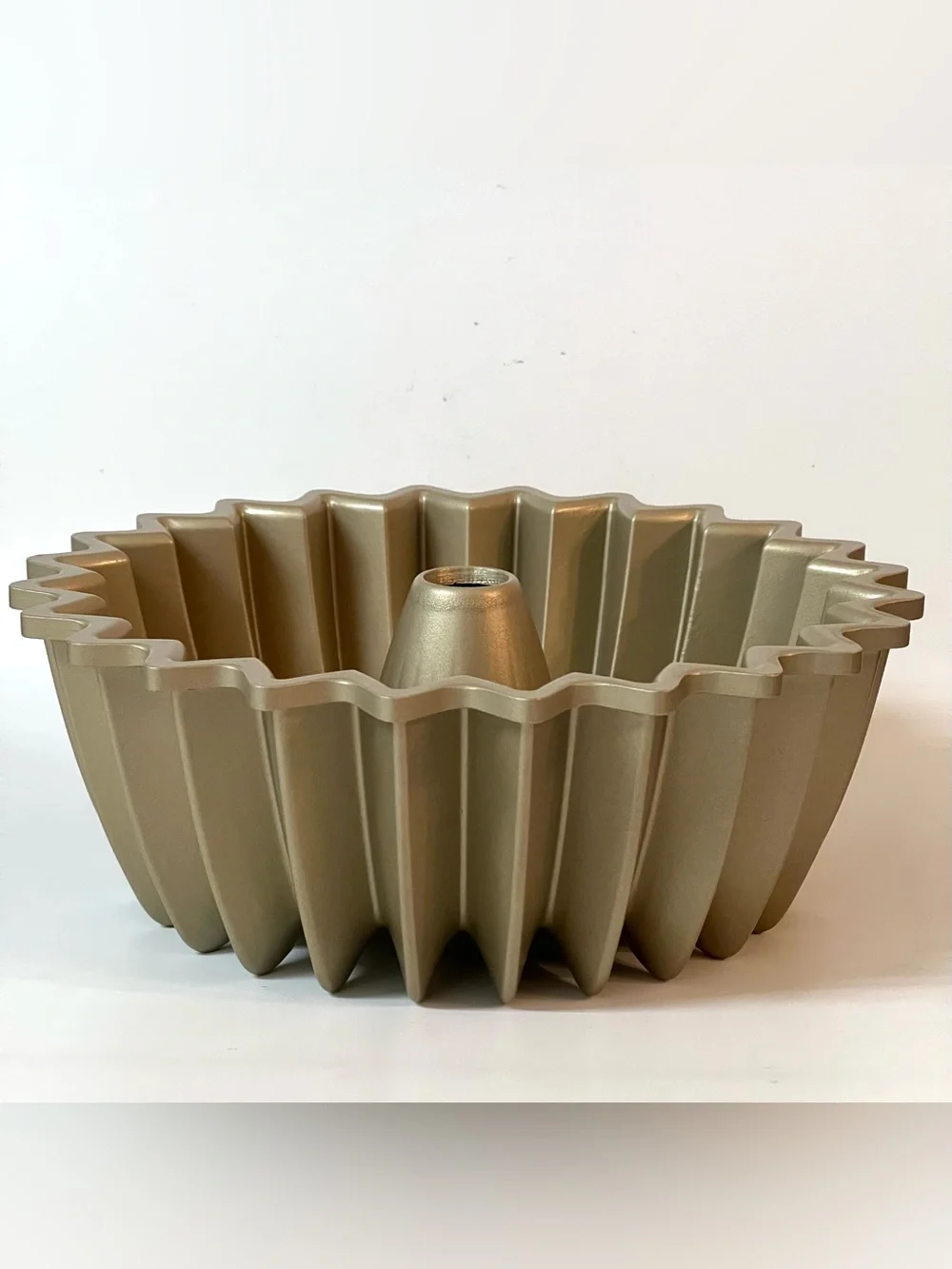 Nordic Ware Brilliance Bundt Cake Cast Aluminum Pan Gold Finish 5 Cups USA 8 in